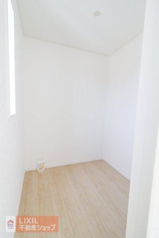 【収納】奥行きのある大きなウォークインクローゼットには、たくさんの衣服のほか、衣装ケースやバッグ・スーツケースなどもたっぷり収納できます
