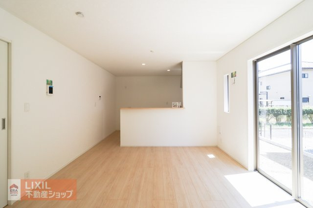 【ダイニング】現地完成写真。家族でくつろげるダイニングです。対面式キッチンでお食事の準備をしながらご家族との会話を楽しめます。