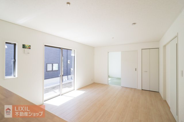 【リビング】明るい日差しの入る16帖のリビングは家族団らんの場所には最適です。リビングのどこにいてもキッチンにいるご家族ともお話しができます。家具をおいてもゆとりがある広さです。