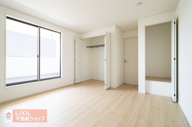 【洋室】2階の洋室は南向きで日当たり、風通しもよく心地よい自分だけの空間に。バルコニーへ直接行けます。
