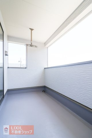 【バルコニー】南向きの広々バルコニーは日当たり、風通しが良く、お布団や洗濯物がたくさん干せます。
