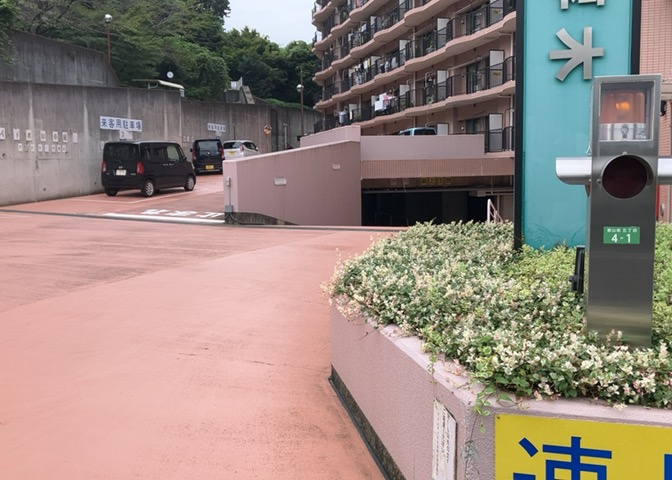 物件によっては、入居者が個人的に使用できる専用庭がついているものもあります。また、住宅の中にある土間の部分を庭と呼ぶこともあります。庭の用途は住む人によって変わり、それによってデザインもさまざまです。