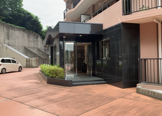 マンションのエントランスには、もともと風よけや防犯の役割がありますが、マンションによって宅配ボックスなどの設備が備わっている所もあります。日々の生活をイメージしながら生活しやすさをチェックしましょう。