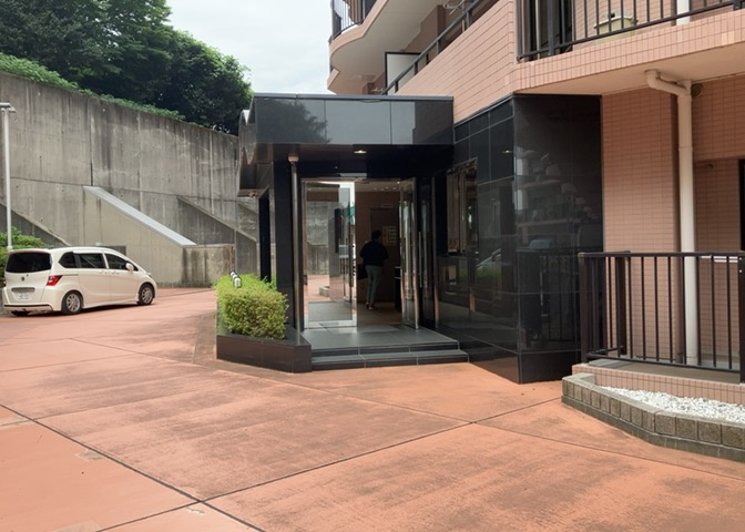 受付はマンションコンシェルジュがいる場合もあれば、管理人が滞在する小部屋を総称して呼ぶことがあります。主にエントランスに設置されていることから、防犯面でも期待ができます。防犯設備がない場合はより安心！