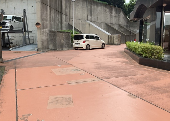 共用部分は、一棟の建物に住む区分所有者全員が共同で所有するとし、共用部分の管理、補修などは、区分所有者で形成される管理組合が行います。個人の判断で勝手に変更することはできませんので覚えておきましょう。