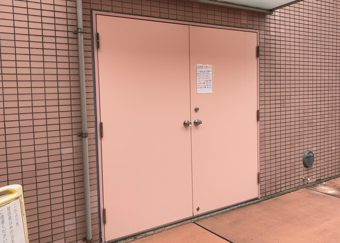 共有部分は、住民なら誰もが使える設備のこと。例えば駐車場やエレベーター、インターネット設備、セキュリティ設備などがあります。他にも、マンションの廊下・外部階段やエントランス・ゴミ置き場などがあります。