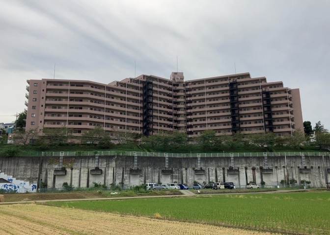 隣家の土地はどうなっているのか、生活利便施設が近くにあるのか、学校まで近いかなど、お客様のライフスタイルにあわせたイメージが重要です。また、近くにあると困る施設が近くにないかも確認するといいでしょう。