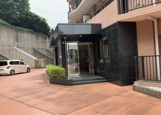 玄関は家の顔でもあり、家族以外の目にも止まる場所です。玄関は外との間を仕切る扉、靴などをしまっておく収納スペース、靴脱ぎのたたきスペース、来客とのやり取りをするドアホンなど複数のアイテムからなります。