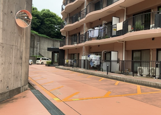 共用部分は、一棟の建物に住む区分所有者全員が共同で所有するとし、共用部分の管理、補修などは、区分所有者で形成される管理組合が行います。個人の判断で勝手に変更することはできませんので覚えておきましょう。
