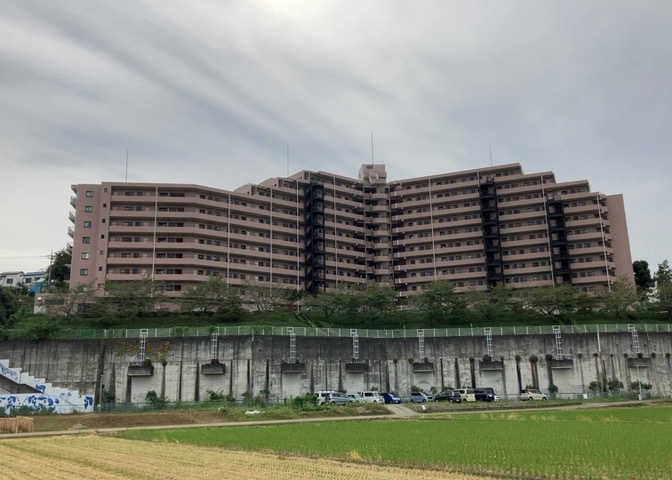外観はマンション管理がされているかの目安になります。築年数が古いと、壁面は劣化してひび割れが生じることも！建物が古びていても細かいところが修繕されていると、きちんと管理されているなぁと感じるでしょう。