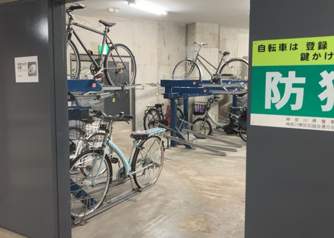 車一台あたりに必要なスペースは、標準サイズの普通自動車で横幅2m50cm、長さ5mは必要になります。ただし、乗降のことも考慮して横幅3m30cm、長さ5m50cmほどは確保できるところを選びましょう。