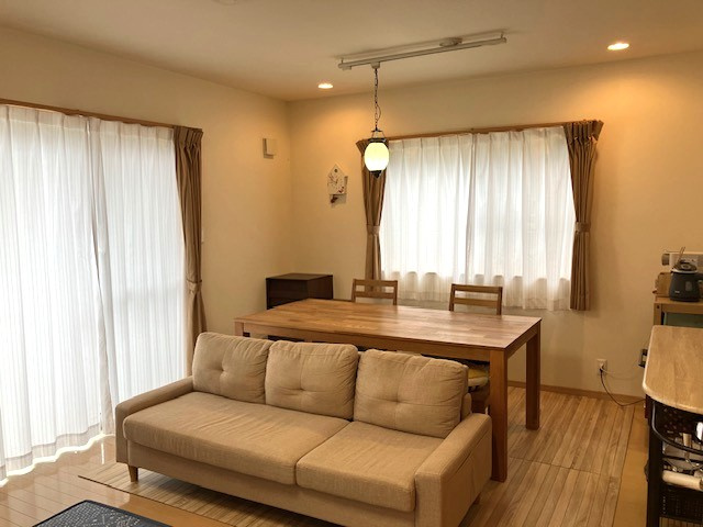 大きな窓から明るい光が差し込み、自然と笑顔があふれる空間です♪