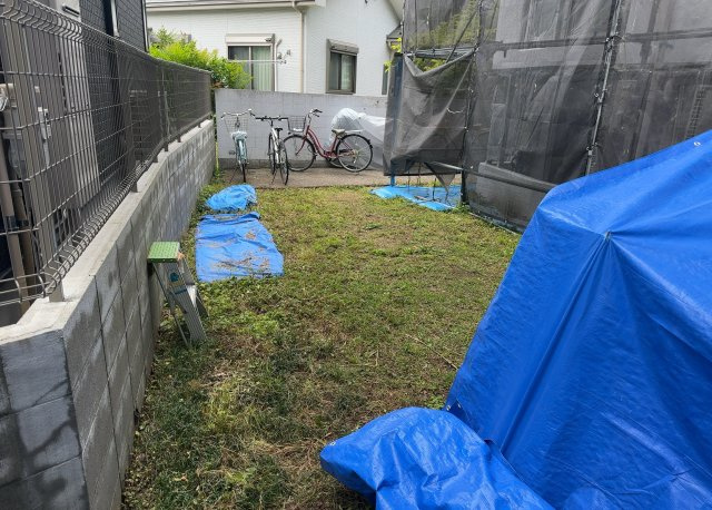 中庭（パティオ）とは、一つの建築物の内部に設けられた、壁などで囲われている庭のことを指します。コの字型、ロの字型が主流ですが、L字型の中庭もあります。最近では、インテリア性の高さからも人気があります。