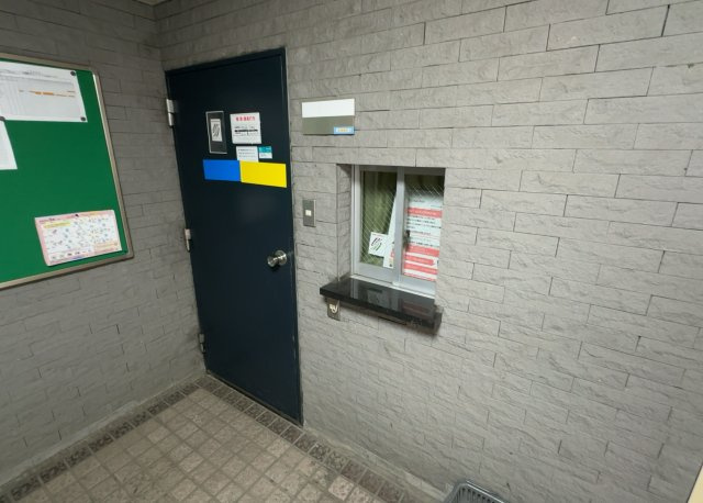 受付はマンションコンシェルジュがいる場合もあれば、管理人が滞在する小部屋を総称して呼ぶことがあります。主にエントランスに設置されていることから、防犯面でも期待ができます。防犯設備がない場合はより安心！