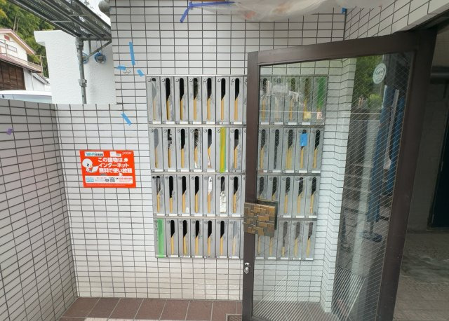 エントランス付近に設置されている集合ポストは、住んでいる部屋と離れているため、ポストをあさるなど誰かに何かされていても被害に気づきにくいです。入居する時には他人に特定されにくい番号で鍵をかけましょう！