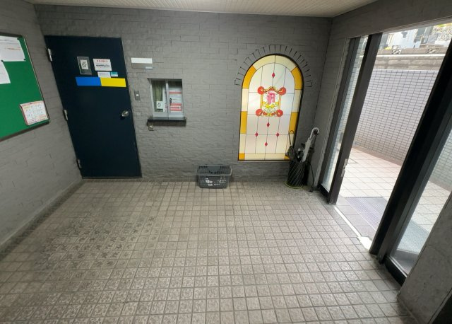 ロビーというと、エントランスと何がちがうの？と思いますよね。実はロビーとエントランスには明確な決まりはありません。物件によっては、エントランスを入って広がるある程度の広さのある空間がロビーとなります。