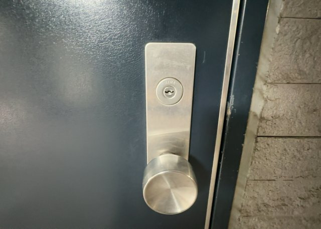 室内の防犯設備もチェックしましょう！モニター付きインターホンが設置されているか、防犯シャッターが設備されているか、ベランダに人が上がってきにくい高さかなどチェックしておくと入居後も安心できるでしょう。