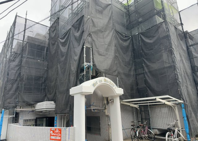 道幅が広い場所は日当たりや風通が良好です。幅が広いのですれ違いも可能ですし大きな車でも駐車可能！一方で、大型車が通ることも多くなるため交通量の増加により騒音に繋がります。また土地の値段が高くなります。
