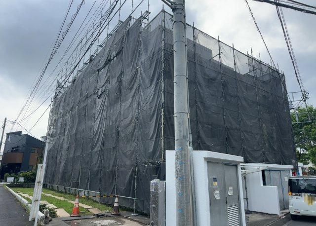 ＲＣ造、Reinforced　Concreteは直訳すると補強されたコンクリートです。主に柱や梁・床・壁が鉄筋とコンクリートで構成おり、鉄筋を組んだ型枠にコンクリートを流し込んで固めたものを指します。