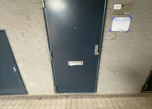 玄関は家の顔でもあり、家族以外の目にも止まる場所です。玄関は外との間を仕切る扉、靴などをしまっておく収納スペース、靴脱ぎのたたきスペース、来客とのやり取りをするドアホンなど複数のアイテムからなります。