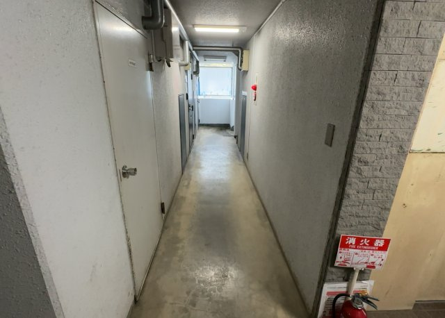 共有部分は、住民なら誰もが使える設備のこと。例えば駐車場やエレベーター、インターネット設備、セキュリティ設備などがあります。他にも、マンションの廊下・外部階段やエントランス・ゴミ置き場などがあります。