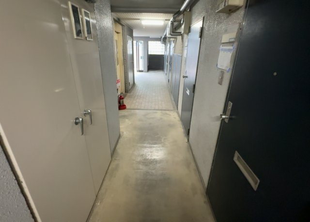 共用部分は、一棟の建物に住む区分所有者全員が共同で所有するとし、共用部分の管理、補修などは、区分所有者で形成される管理組合が行います。個人の判断で勝手に変更することはできませんので覚えておきましょう。