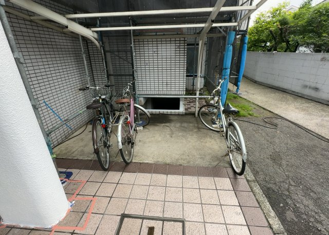 車一台あたりに必要なスペースは、標準サイズの普通自動車で横幅2m50cm、長さ5mは必要になります。ただし、乗降のことも考慮して横幅3m30cm、長さ5m50cmほどは確保できるところを選びましょう。