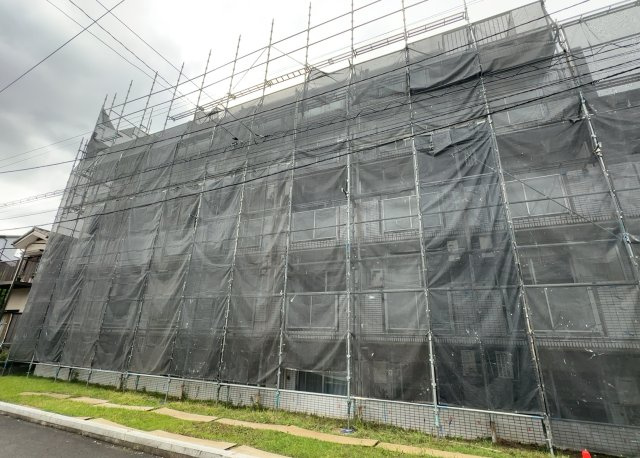 駐車場と明記されていても、最小スペースでつくられた駐車場だと大型車は駐車できなかったり、出入りしにくくなったりする可能性があります。お車のサイズと購入したい物件の駐車場のサイズを現地で確認しましょう。
