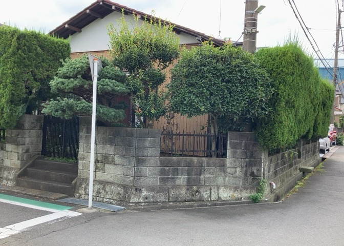 土地の面積＝住宅面積ではありません。建ぺい率の問題などで、土地のある場所によって住宅を建てられる面積は限られています。高さもしかり、「土地」という言葉の中には、建築条件も含まれると考えておきましょう。
