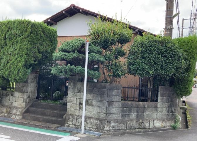 家を建てる場合、方位は要チェックです。現実的に日当たりのよい家ならばリビングは南側、建築基準法でも北側に当たる家への配慮は求められています。土地を見学に行く際は、方位磁針を持って行くようにしましょう。