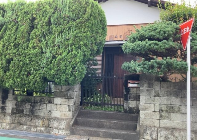 土地の前の道路に消火栓が設置されていることがあります。この場合、道路交通法第45条第1項により、駐車禁止の場所が指定されています。そのため、車庫などの駐車スペースをつくることができない場合があります。