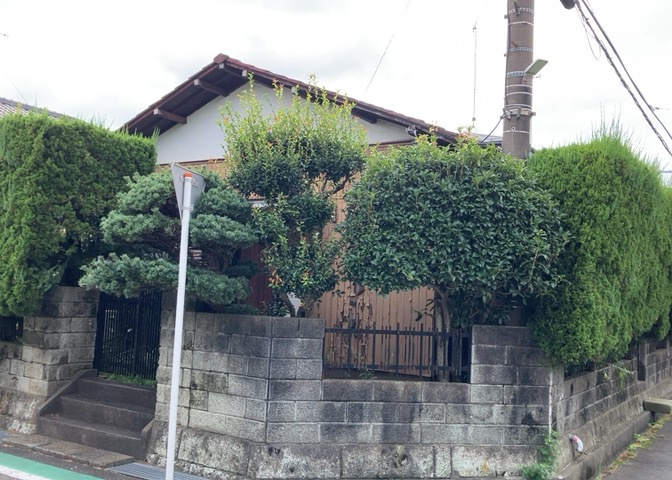 現地に行くなら、物件の周囲の地形がどうなっているかを見ることも大切です。周辺より低くなっている土地では、大雨などで水が集まりやすいため、地盤が弱くなっているということも考えられるため、注意が必要です。