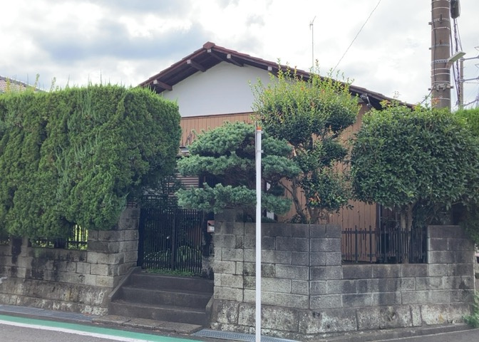 土地購入を検討されている場合、境界杭がない状態で購入してしまうと境界確定測量をする必要があり、費用がかかります。購入の前に、売主、隣土地所有者立ち合いのもと境界を確定し境界杭を設置するのがベストです。
