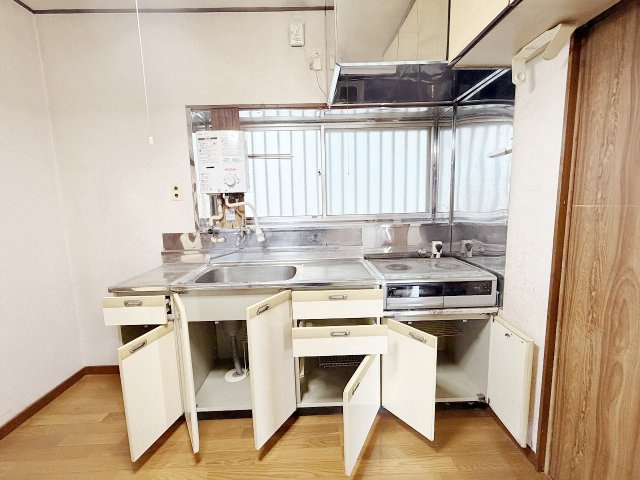 キッチンに窓があり風通しがよく、日差しが入り明るいキッチンです！