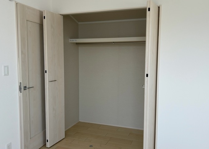 デザイン性を重視しすぎて収納が少なかった！なんてことにならないため、事前に現地で収納の数を確認しておくことをお勧めします。クローゼット以外にも床下収納や屋根裏収納、パントリーなどもチェックしましょう。