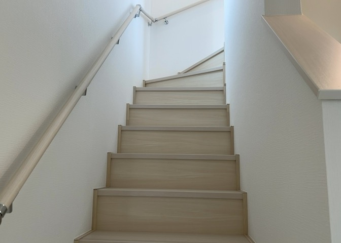 建物の上下階の通路である階段は、その位置によって動線や室内の印象が大きく左右されます。手摺にも重要な役割があり、転倒の防止・歩行や動作を円滑にして日常生活を支えることを主な目的として設置されています。