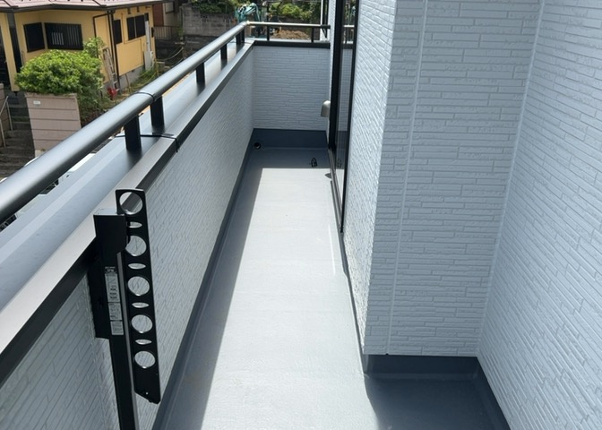 バルコニーは、室外の専用スペースのうち、「屋根がなく開放された空間」であるものを指します。ベランダより広いタイプのものが多く、日当たりもよいため家庭菜園などを楽しみたい人にとって適した環境となります。