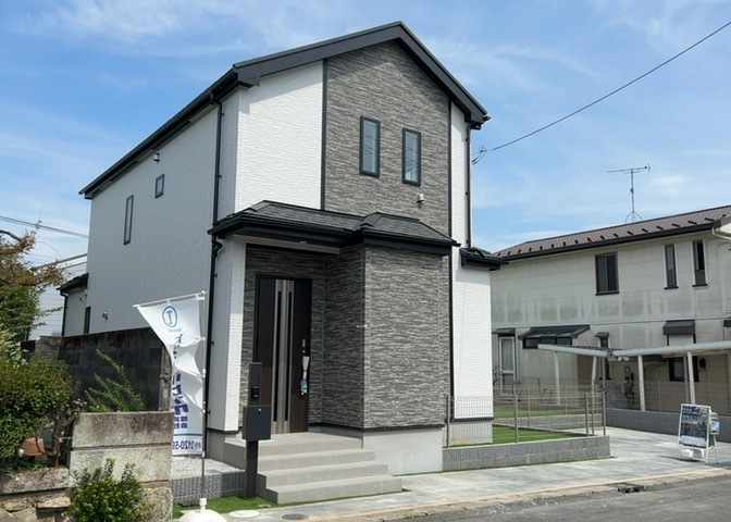 住宅用の土地では前面道路に2m以上接していなければならないと法律で定められています。しかし、お持ちの車のサイズやライフスタイルなどにより、2mでは利便が悪い場合もございますので、事前に確認しましょう。