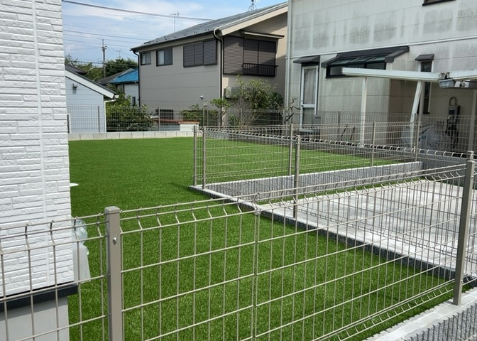 庭があることでガーデニングや家庭菜園はもちろん、こどもの遊び場やペットを放して遊ぶことができます。また、家の周囲に余裕があるということです。隣地との間があれば、十分な日当たりと、風通しが確保できます。