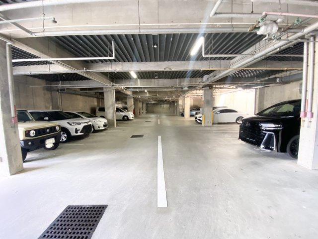敷地内には立体駐車場もあります♪場所によっては屋根付きです♪