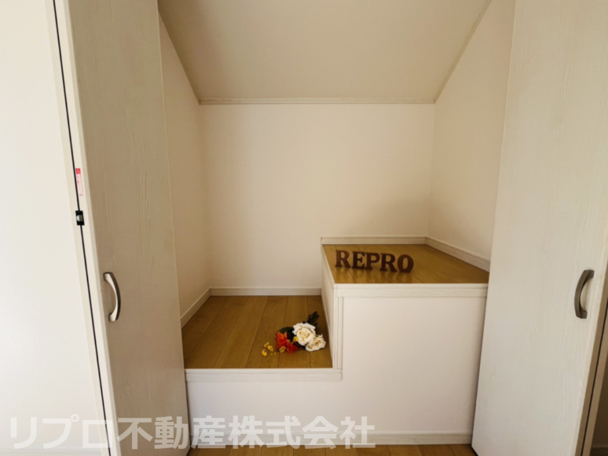 階段上のため段差のあるクローゼットとなっています