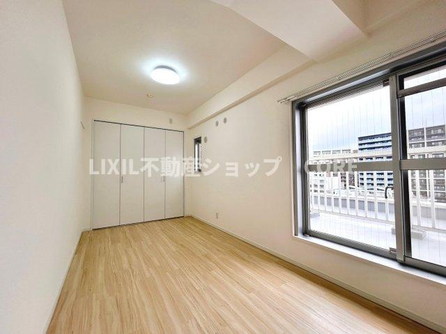 バルコニーに面した大きな窓は、お陽さまの光とさわやかな風をたっぷりとりこめます。