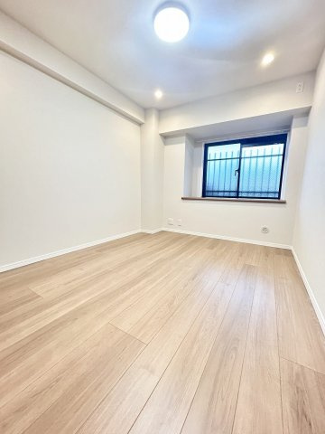 玄関入って左側の約6.5帖の洋室です。