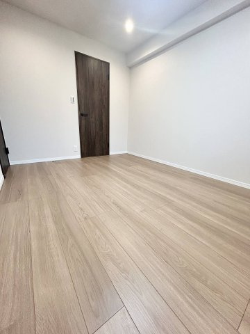 玄関入って右側の約6.5帖の洋室です。ウォークインクローゼットがついているお部屋です。