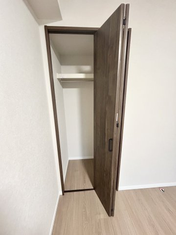 玄関入って左側の洋室についているクローゼットです。