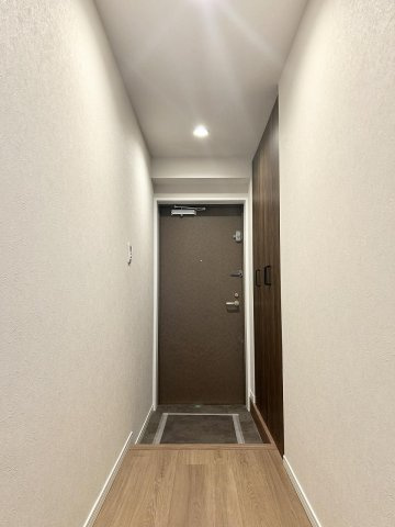 ダークな色合いの玄関です