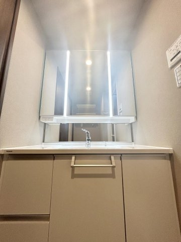 収納豊富な三面鏡洗面台