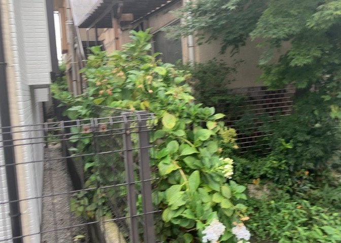 土地の形が極端に長細かったり、狭小地、あるいは道路との高低差がある傾斜地だった場合、後々売ろうとしても買い手がつかない場合もあります。後々、売却することになった時に価値の下がらない土地を選びましょう。