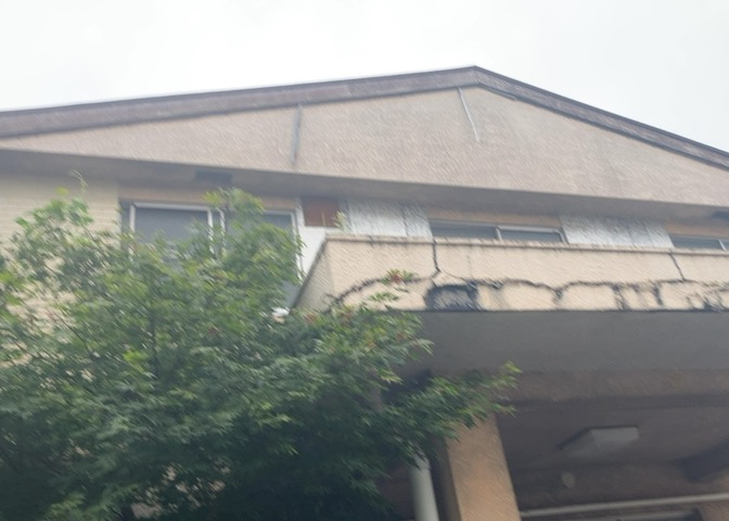 家を建てる場合、方位は要チェックです。現実的に日当たりのよい家ならばリビングは南側、建築基準法でも北側に当たる家への配慮は求められています。土地を見学に行く際は、方位磁針を持って行くようにしましょう。
