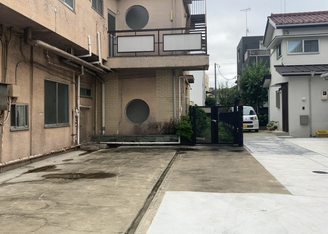 土地の前の道路に消火栓が設置されていることがあります。この場合、道路交通法第45条第1項により、駐車禁止の場所が指定されています。そのため、車庫などの駐車スペースをつくることができない場合があります。